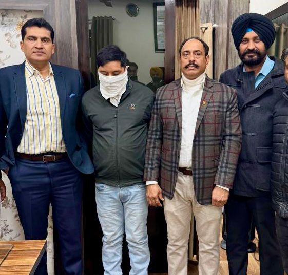 Vigilance Bureau catches Naib Tehsildar's reader red-handed while taking bribe of Rs 8000